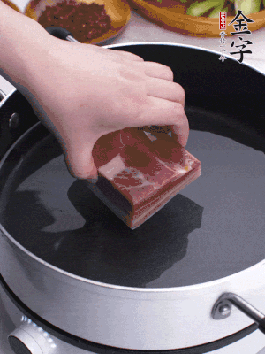 金字淡咸肉冷水入鍋煮15分鐘。