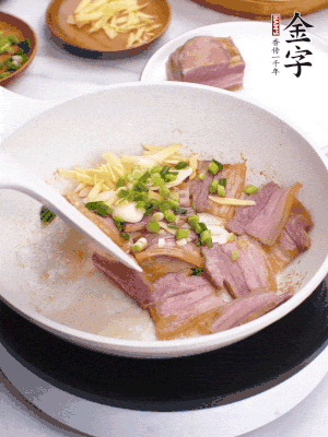 咸肉入鍋里煎至微金黃，下蔥姜蒜，撒幾顆花椒。