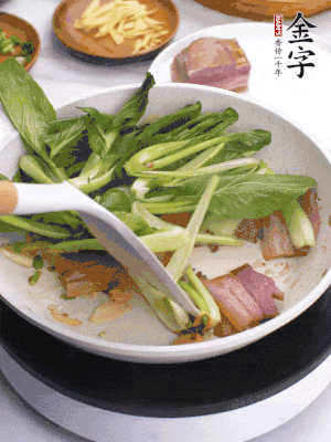 下小青菜翻炒，菜梆子變軟時(shí)，撒一點(diǎn)鹽、雞精調(diào)味。
