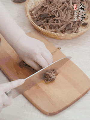 干茶樹菇浸泡過夜，去老根焯水，擠干水份。