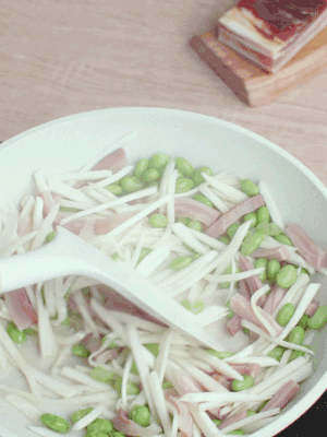 下茭白絲、青豆翻炒。