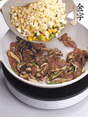 鍋里熱油，爆香蔥白，下香腸片炒至微微出油，加時(shí)蔬粒、香菇粒、春筍粒翻炒均勻。