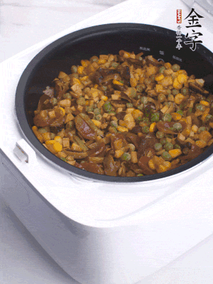 電飯煲按煮飯鍵，出鍋撒蔥花。