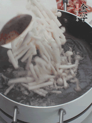 白玉菇改刀焯水30秒。