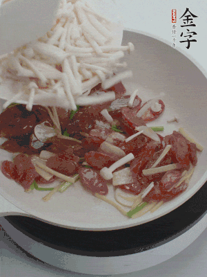 放白玉菇、青紅辣椒、雞蛋。