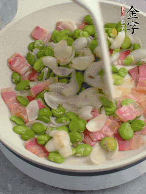放蠶豆豆瓣、百合炒勻。