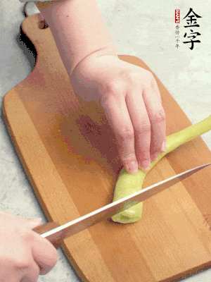蔥切段，姜切絲，辣椒斜切成塊。