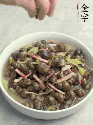 出鍋，撒點(diǎn)蔥花。