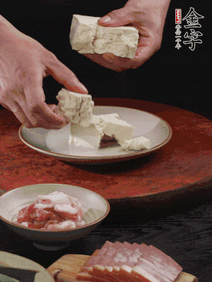 一塊老豆腐掰成大塊。