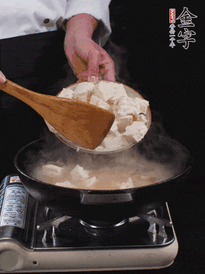 冷水入鍋，煮15分鐘。下豆腐塊，燜煮25分鐘。