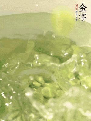 新鮮蠶豆熱水焯水30秒，然后浸入涼水。