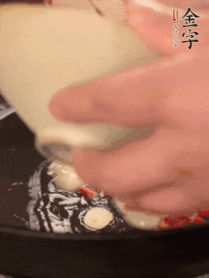 豬油潤鍋，下辣椒、大蒜、火腿片煸香。