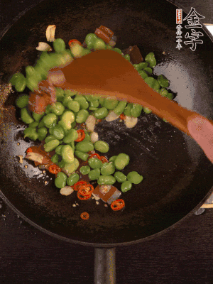 再下蠶豆煸炒，加1勺料酒調(diào)味。