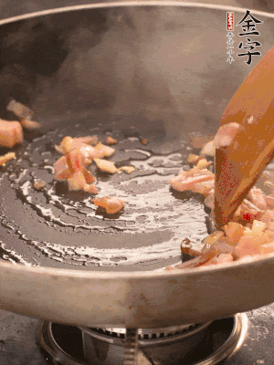 熱油爆香大蒜粒，煸香咸肉丁，淋一勺黃酒調(diào)味。