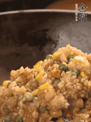再下糯米，1勺蠔油、2勺生抽調(diào)味翻炒均勻。