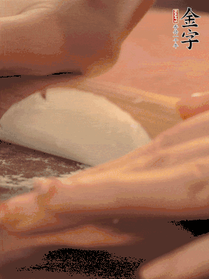餃子皮邊緣搟薄，整體搟成1.5倍大小。