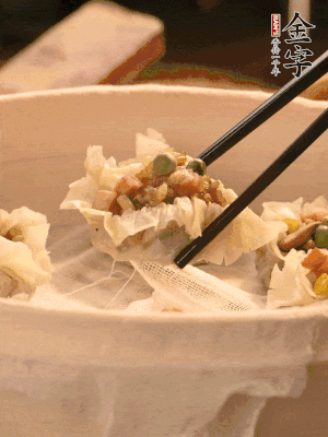 包好的燒賣放在蒸籠上，水開后蒸8分鐘左右。
