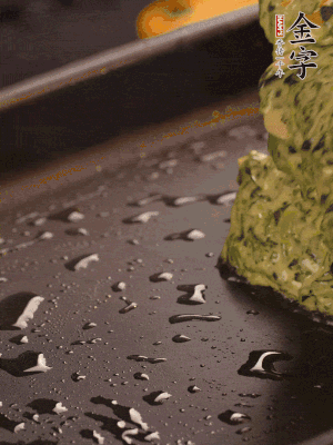 熱鍋擦一下油，下面糊攤平。