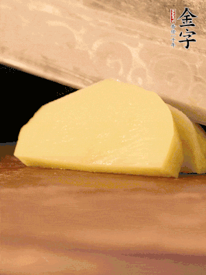 土豆去皮切丁。水開后，放入鍋中煮2-3分鐘，撈出瀝干水分。