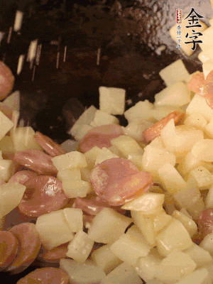 再放烤腸片煎熟。撒點鹽、孜然粉、辣椒面。