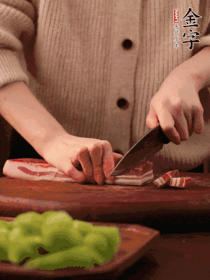 金字淡咸肉切片，冷水入鍋，加姜片、料酒略焯水。同步，五花肉切塊焯水。