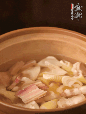 春筍、咸肉、咸肉一起入砂鍋，加姜片、料酒、清水大火煮沸到湯色變白。轉(zhuǎn)小火慢篤半小時(shí)。
