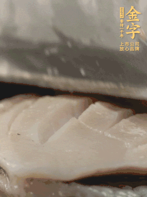 鮑魚用勺子撬出來，去掉內(nèi)臟和牙齒，加面粉、白醋、鹽、啤酒抓一下，清水洗凈，切花刀。