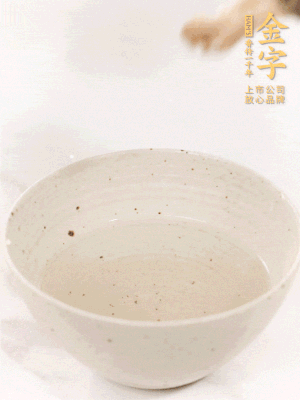 羊肚菌流水洗凈2遍后，溫水泡發(fā)15-20分鐘。