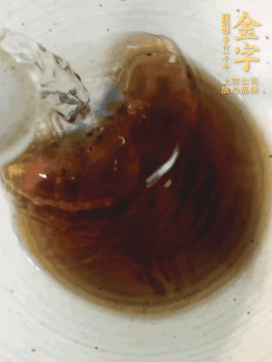 黃酒中加清水、蒸魚豉油、白砂糖混合均勻。