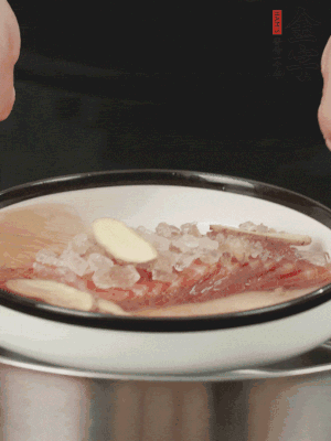 置于盤中，加冰糖100g、黃酒100g、水200g，上鍋蒸20分鐘。