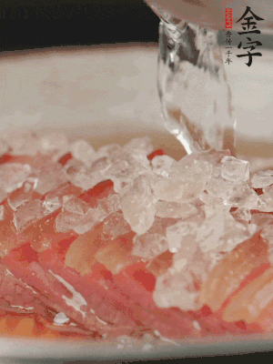 依舊放上冰糖100g、黃酒100g、水200g，鍋中再蒸15分鐘。