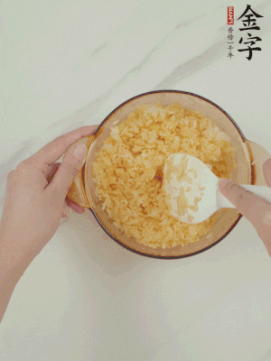 隔夜剩米飯加蛋黃攪拌均勻。