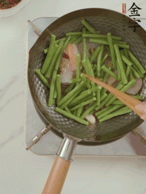 下掰好的缸豆段翻炒，略燜煮。