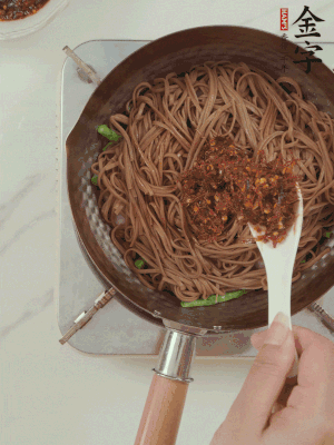下蕎麥面，淋上少許醬油，加2勺金字火腿大師醬略翻炒即可。