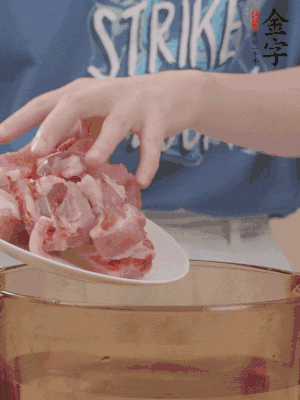 排骨剁小塊，加姜片、料酒沸水下鍋焯水。