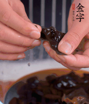 木耳冷水泡發(fā)，處理成小塊。（如果是小木耳就不用切了）