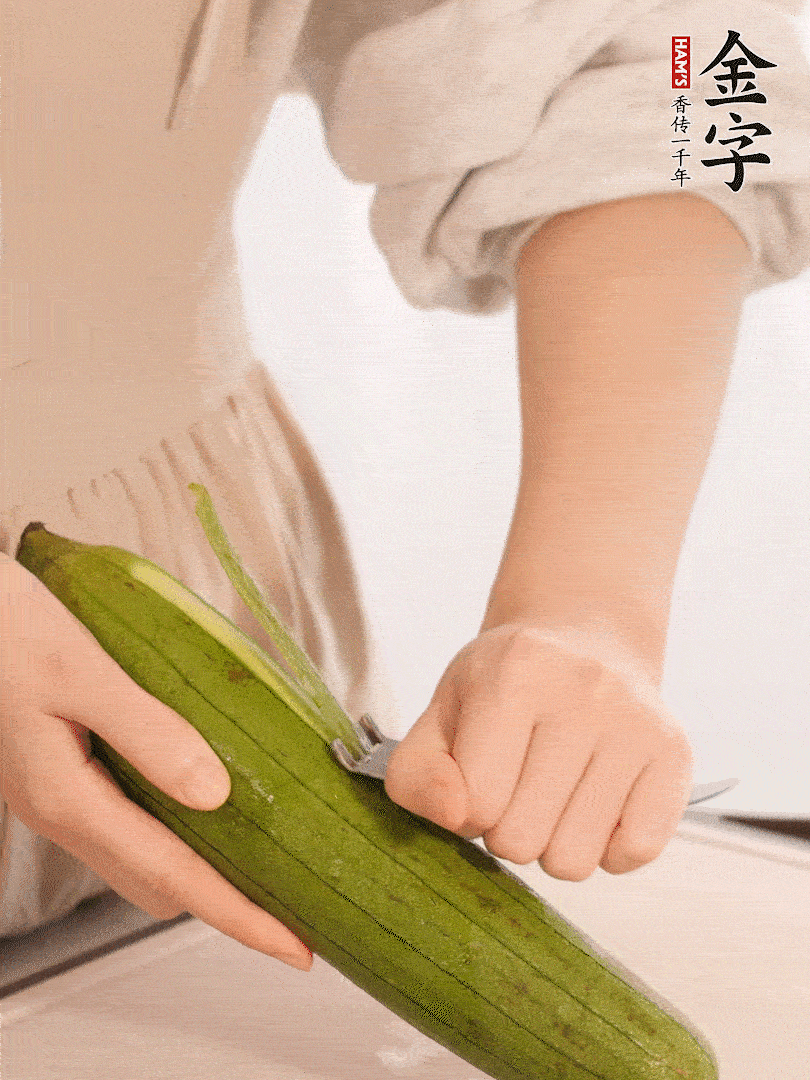 絲瓜去皮切滾刀塊用鹽殺一下水分洗凈。