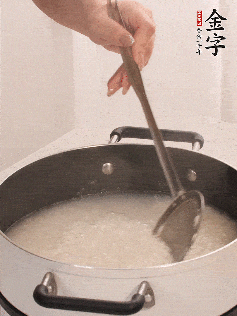 香菇、土豆、胡蘿卜、金字土香腸切小塊。