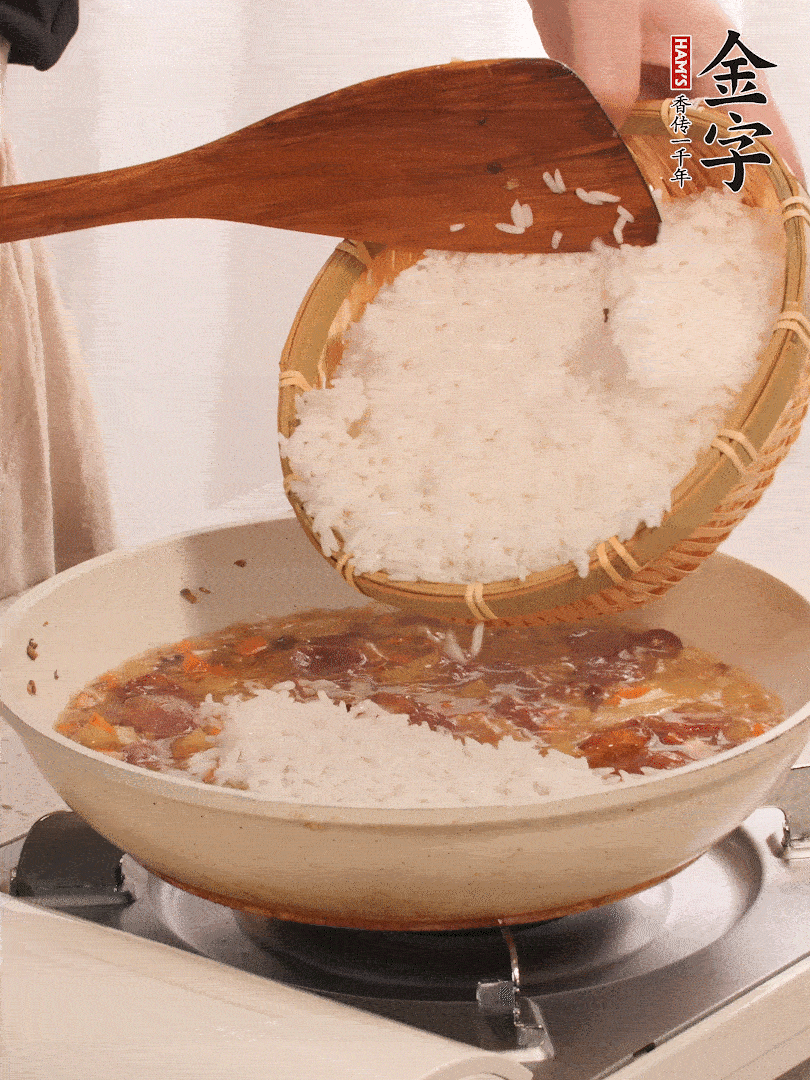 熱鍋燒油，香腸煸出油，加姜片去腥，加土豆、胡蘿卜、香菇翻炒到半熟，隨后加豆角、2小勺鹽、1大勺生抽，煸炒均勻。