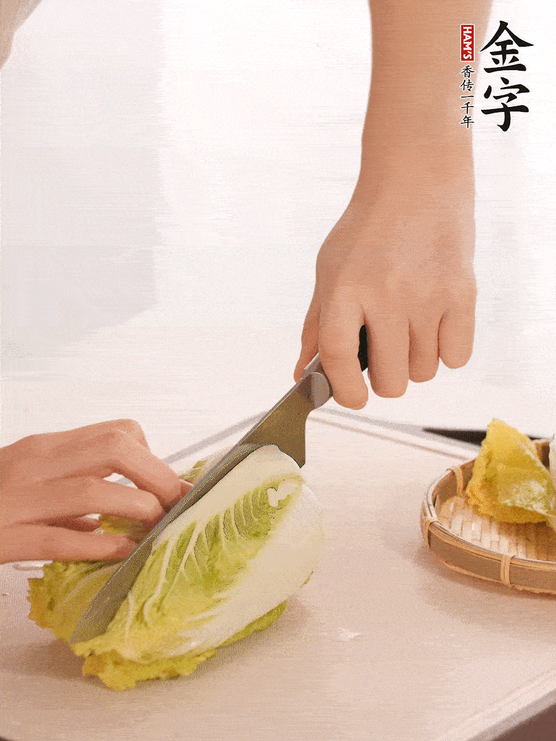 生姜切末，白菜改刀成成塊。