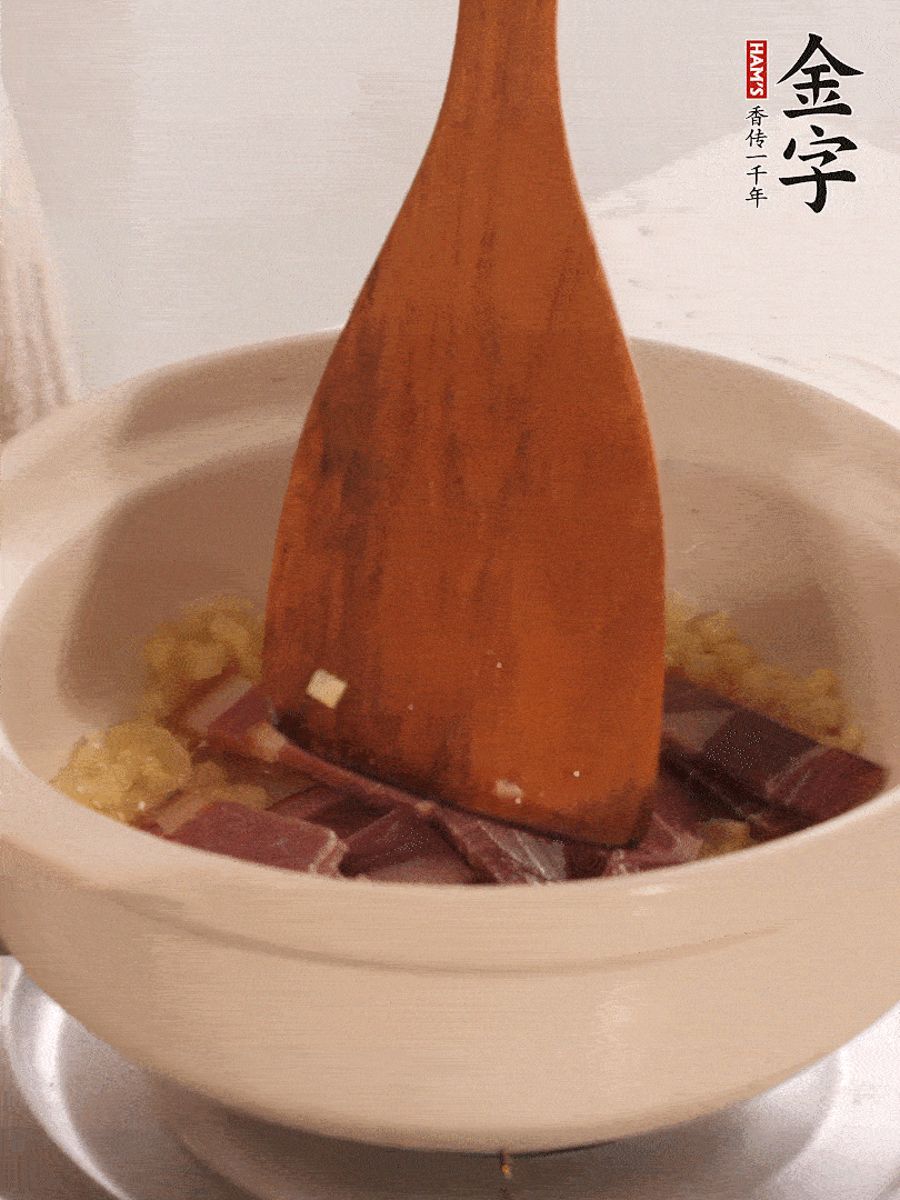 加熱水，加入白菜蓋上蓋子煨煮3分鐘。