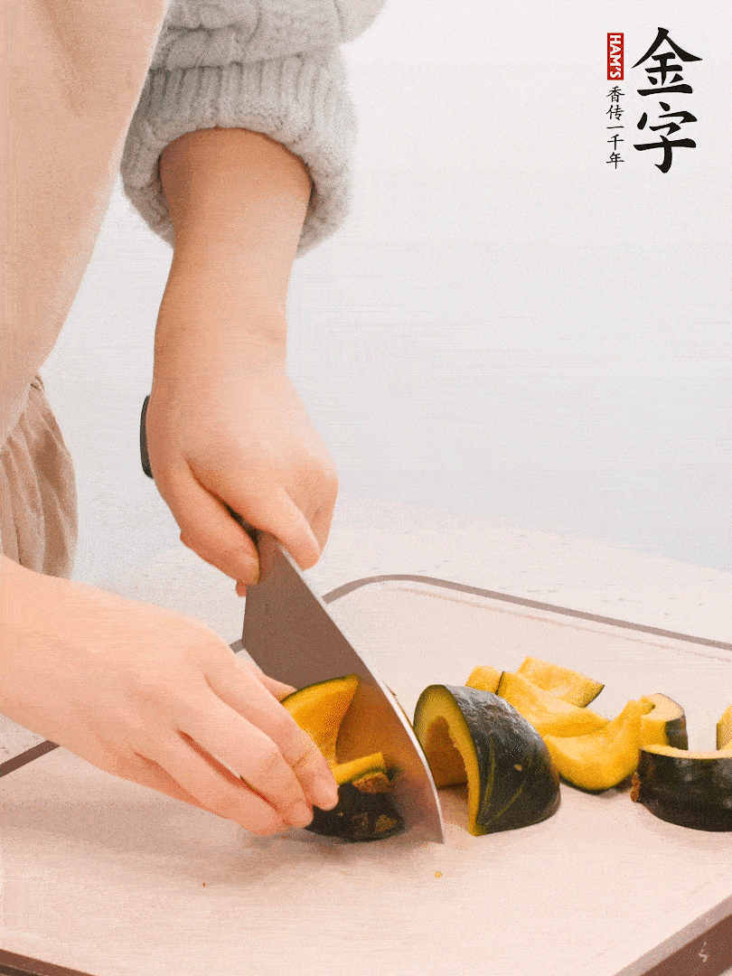 貝貝南瓜切小塊，生姜切成姜絲。