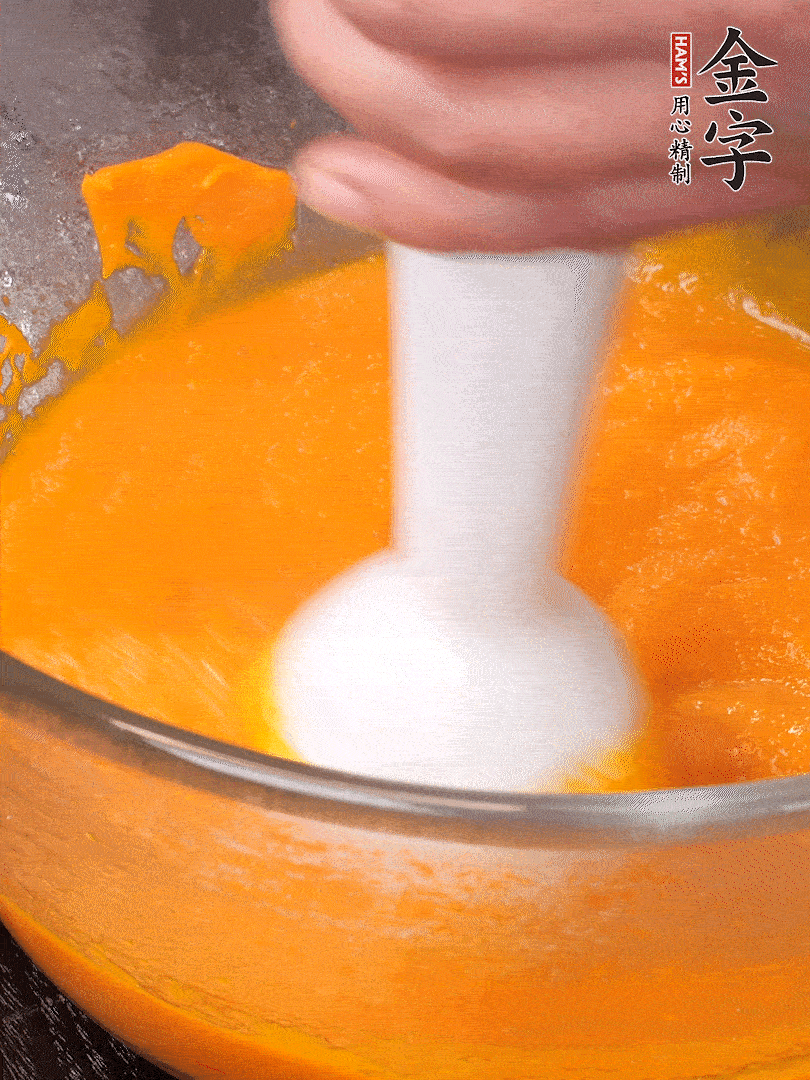 300g南瓜，去皮去瓤切滾刀塊，大火蒸8分鐘，料理機打成泥，篩網(wǎng)過篩成泥