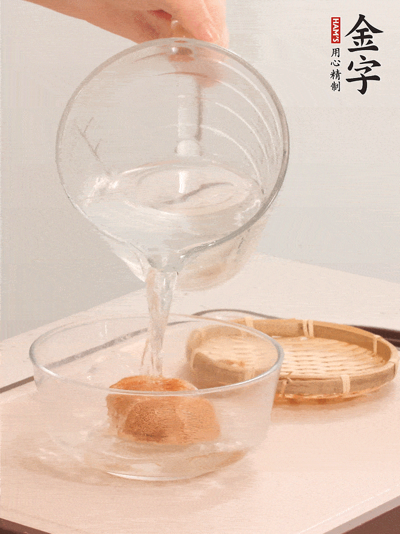 猴頭菇至少泡發(fā)半小時，將浸泡后的黃水?dāng)D干；