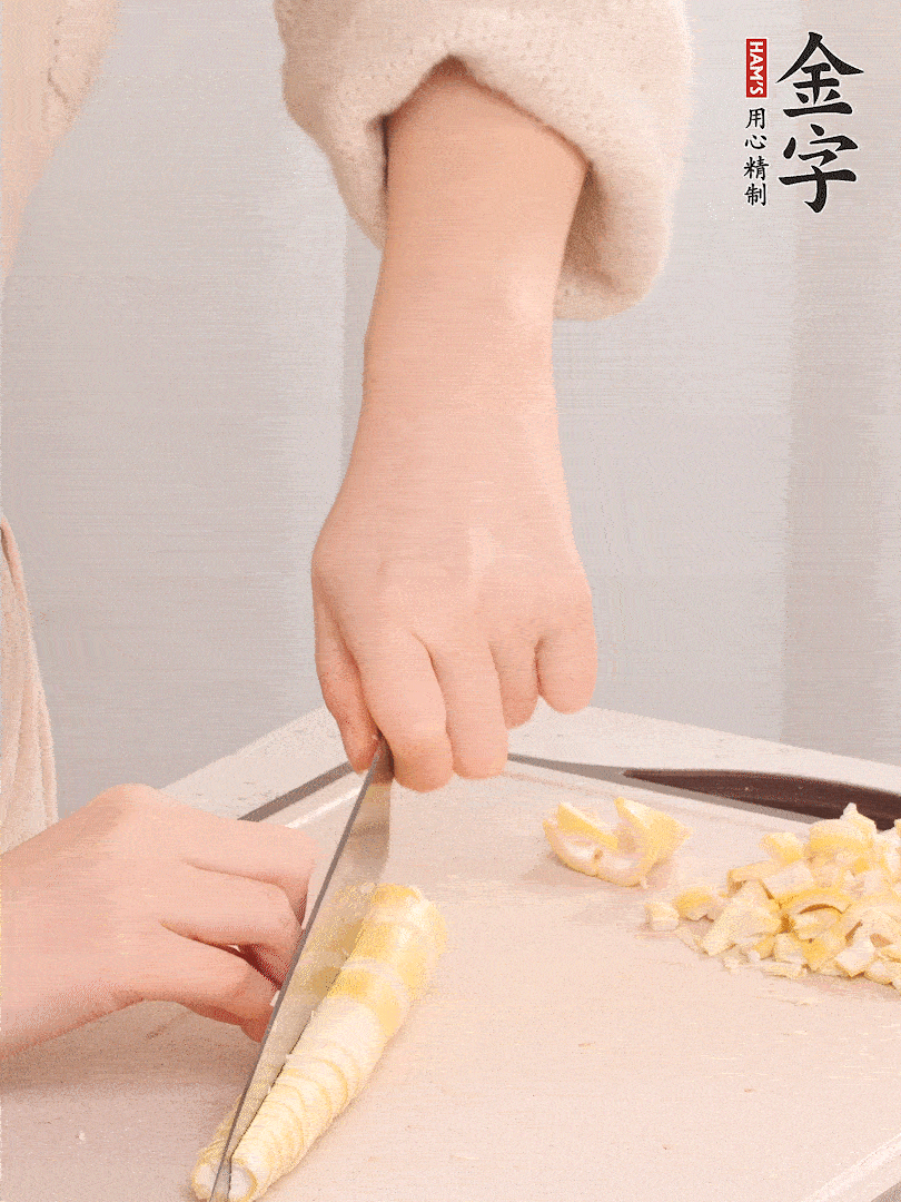 春筍去皮切小塊，焯水2分鐘左右