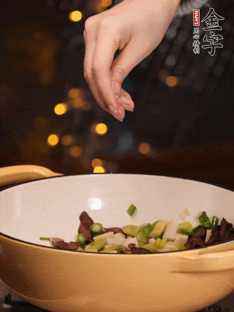 可以加點點水，再加菜苔，加點鹽、味精調(diào)味