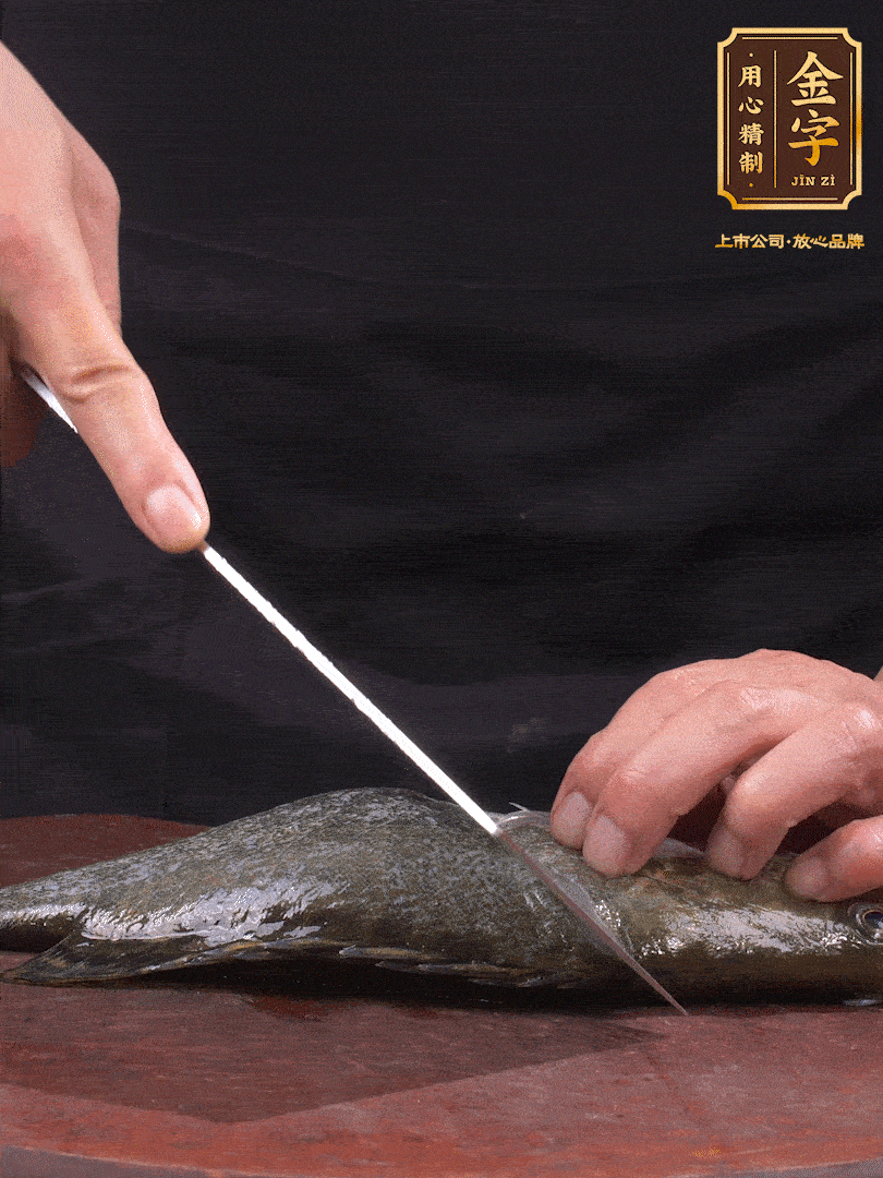 處理桂魚。收拾好的桂魚在兩側(cè)開花刀