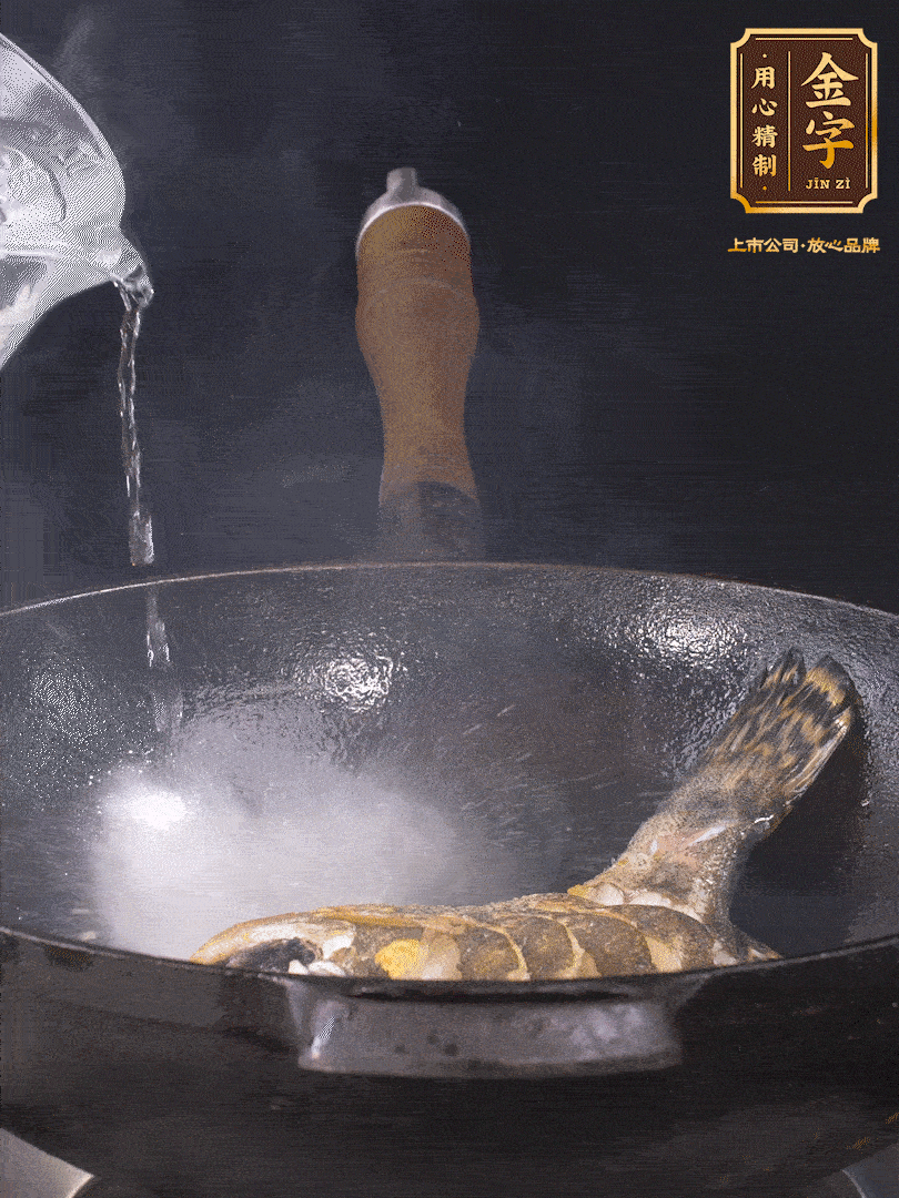 倒入適量食用油，待鍋燒熱后下桂魚煎大約2-3分鐘至兩面金黃（一定要煎透，這樣做出來的湯才會比較奶白色）