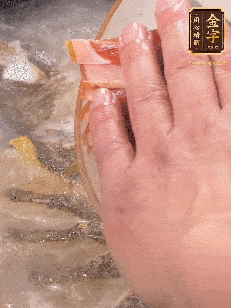 將煎好的魚，倒入三大碗開水。大火煮開后放入1個蔥結(jié)、2片姜片和1勺料酒和火腿片