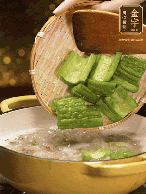 倒入熱水，和泡開(kāi)的綠豆（連水）和火腿片，大火燒開(kāi)燉一個(gè)小時(shí)